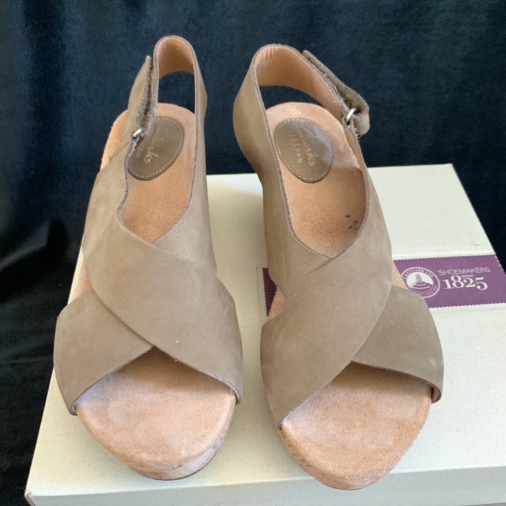 NEW IN BOX! Caslynn Shae Clark Wedge Sandals - Picture 3 of 7